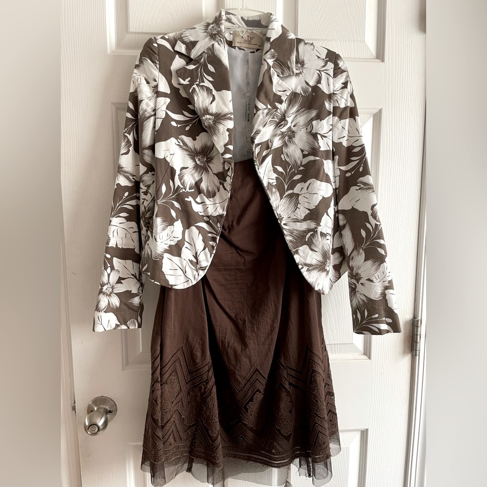 Nine West brown skirt with a floral pattern blazer size 4